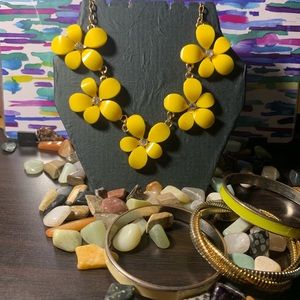 🍑Yellow Flower Necklace w/ Assorted Bangles